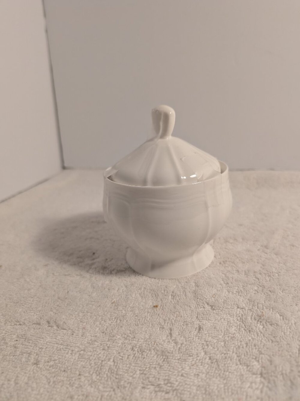 MIKASA ANTIQUE WHITE (HK400) 5" COVERED SUGAR BOWL